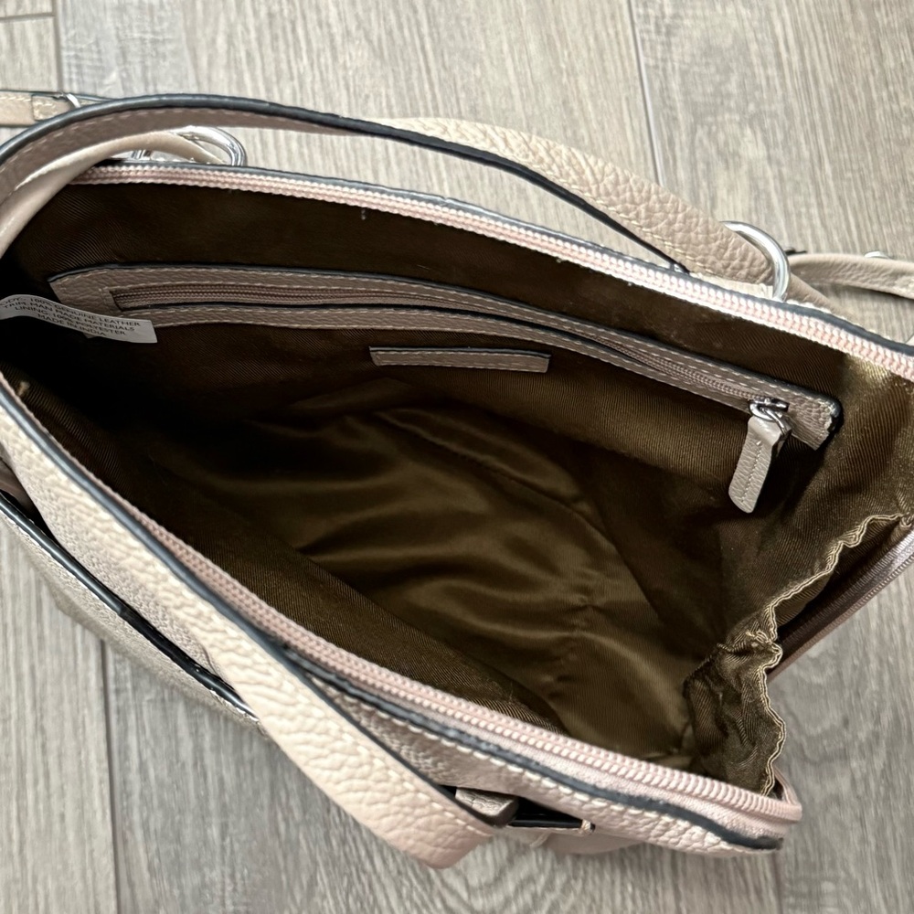 Clarks Pebbled Taupe/Beige Leather Convertible Backpack Shoulder Sling Bag Purse - Picture 4 of 5